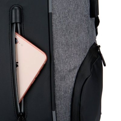 Mochila cinza e preta com bolso aberto contendo smartphone cor de rosa.