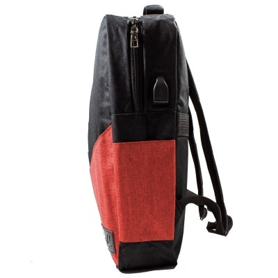 Mochila preta com bolso vermelho e alças ajustáveis
