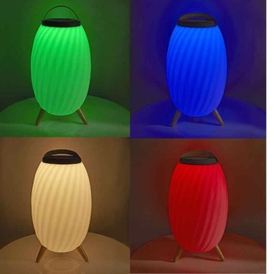 Candeeiro oval em vidro texturizado colorido com base de três pés em madeira.