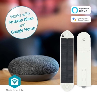 Coluna inteligente de tecido cinzento com acessórios brancos e etiquetas de compatibilidade Alexa e Google Home