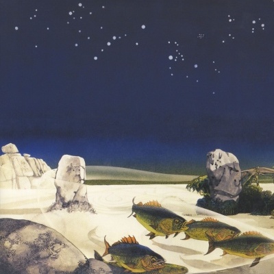 Imagem artística com peixes nadando sobre areia branca e pedras ao fundo sob céu estrelado