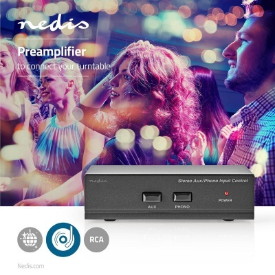 Preamplificador preto Nedis com botões AUX, PHONO e POWER, LED vermelho e pessoas a festejar ao fundo