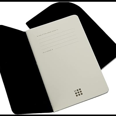 Caderno aberto com folha interna contendo texto em inglês