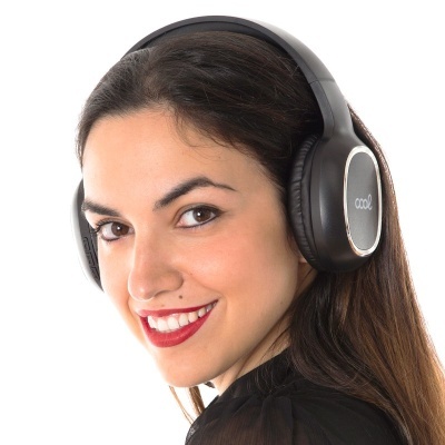 Mulher com auscultadores pretos com detalhe prateado e texto 'cool.'