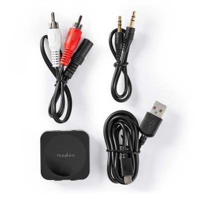 Conjunto de adaptador Bluetooth e cabos de áudio com conectores RCA, jack e USB.