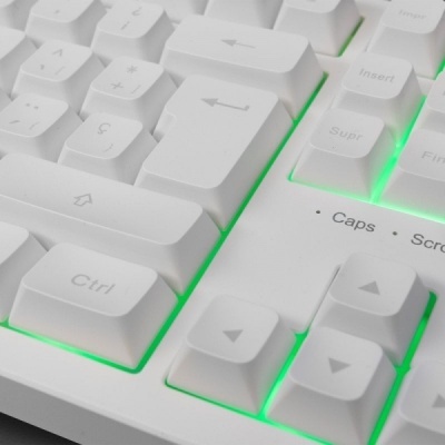 Teclado branco com luzes LED verdes e teclas em português.
