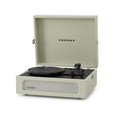 Toca-discos Crosley bege com tampa aberta e grelha frontal