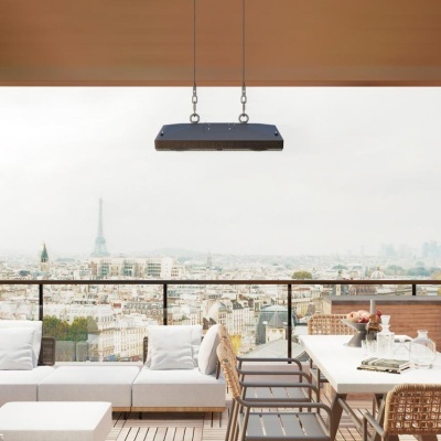 Candeeiro suspenso preto retangular numa varanda com vista para Paris e Torre Eiffel