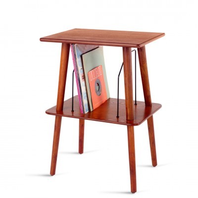 Mesa lateral de madeira castanha com suporte para discos de vinil