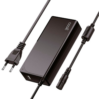 Adaptador de corrente preto com ficha europeia e cabo