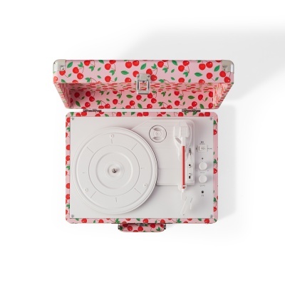 Giradiscos portátil branco em estojo rosa com padrão de cerejas.