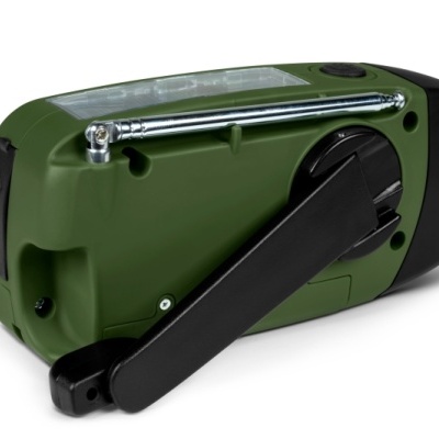 Rádio portátil verde com manivela preta e antena metálica