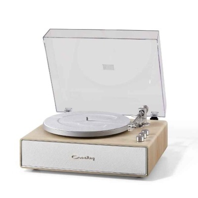 Leitor de vinil Crosley com base de madeira clara e tampa transparente aberta