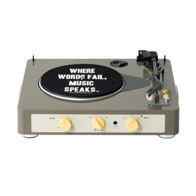 Giradiscos cinza e creme com três botões amarelos e tapete preto com texto branco