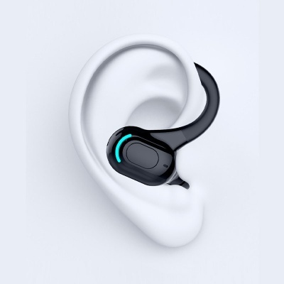 Auricular preto ergonómico com detalhes azuis numa orelha artificial branca