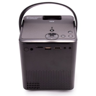 Projetor portátil preto com alça e botões no topo