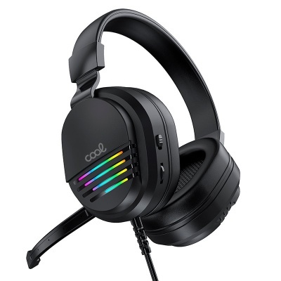 Auriculares gaming pretos com iluminação RGB e microfone. 