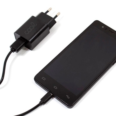 Smartphone preto com carregador de parede preto e cabo USB