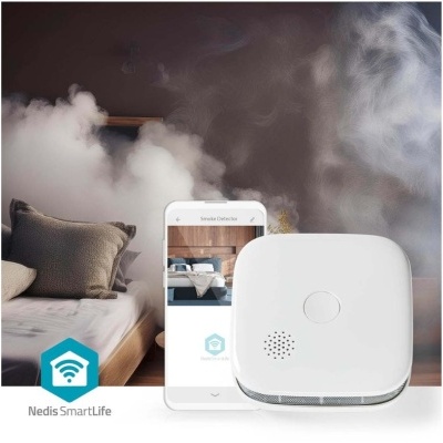 Detetor de fumo Nedis SmartLife branco com smartphone em fundo de quarto com fumaça