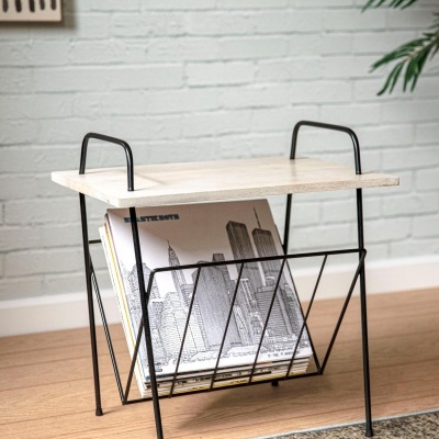 Mesa de apoio metálica com tampo de madeira clara e suporte para revistas