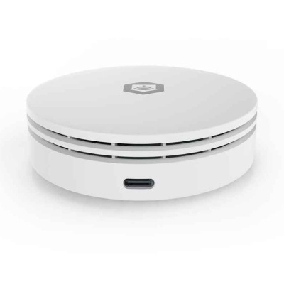 Dispositivo circular branco com porta USB-C e logo cinzento no topo