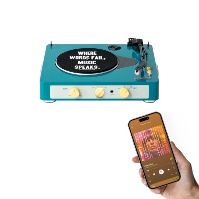 Gira-discos azul com texto no prato e smartphone com app de música na mão