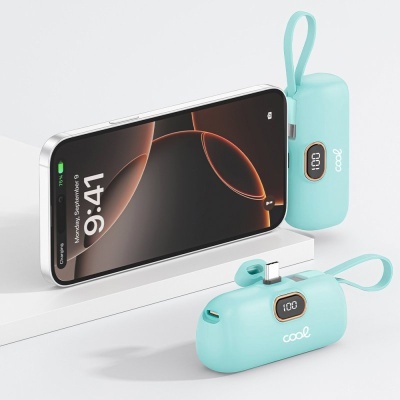 Carregador portátil azul claro com ecrã digital e telemóvel branco em plataforma branca