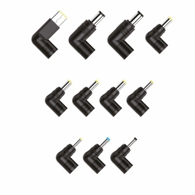 Adaptadores de corrente pretos com várias pontas em ângulo 90 graus num fundo branco