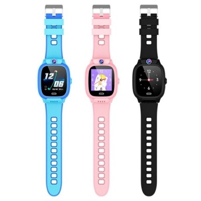 Três relógios inteligentes azul, rosa e preto com mostradores digitais