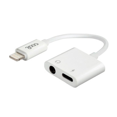 Adaptador branco Coop com conector lightning e entradas para jack áudio e USB-C