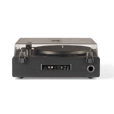 Gira-discos moderno em madeira escura com tampa transparente e conectores frontais