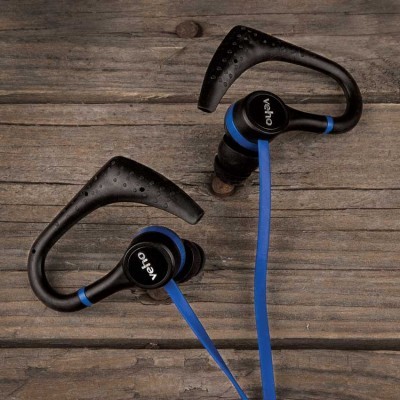 Auriculares desportivos com suporte e fios azuis em madeira rústica
