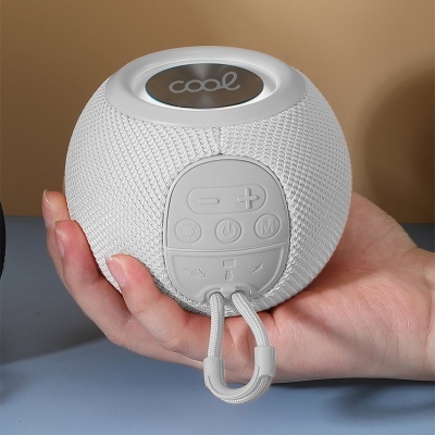 Coluna portátil redonda branca com botões e texto 'cool' no topo