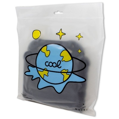 Embalagem plástica translúcida com desenho de planeta e estrelas e texto COOL