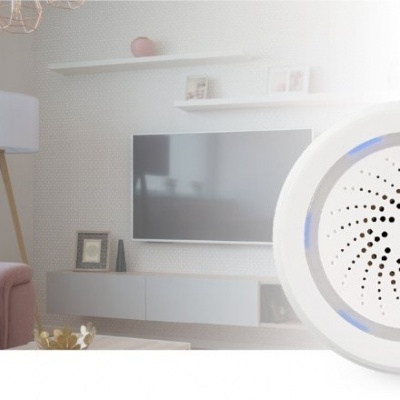 Purificador de ar branco com luz azul numa sala de estar moderna