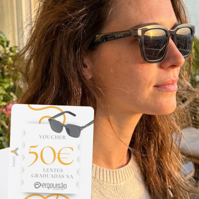 Mulher com óculos de sol cinza e voucher promocional para lentes graduadas
