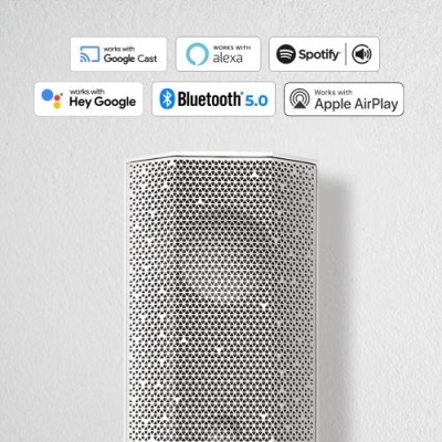 Coluna de som branca com design perfurado e etiquetas de compatibilidade com assistentes digitais e Bluetooth