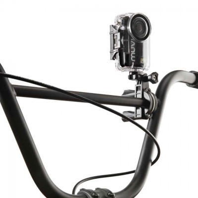 Câmara de ação Muvit transparente montada em suporte no guiador preto da bicicleta