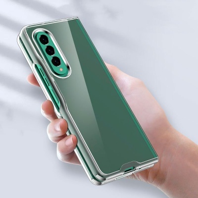 Capa protetora verde para smartphone com três câmaras traseiras, botão lateral e acabamento brilhante.