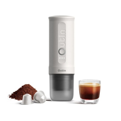 Máquina de café portátil com cápsulas e café espresso