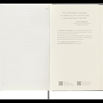 Caderno Moleskine aberto mostrando páginas pautadas e texto da fundação impressa.
