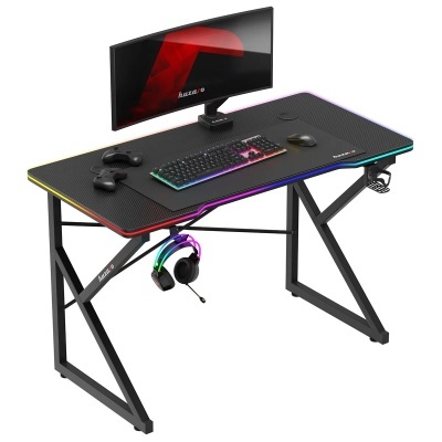 Secretária gaming preta com LED RGB, monitor curvo Huza, teclado, rato e comandos