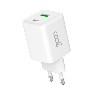 Carregador de parede branco com USB tipo C e USB tipo A verde, plugue europeu e logótipo 'cool' cinzento
