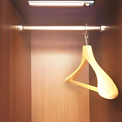 Interior de armário com cabide de madeira e luz LED