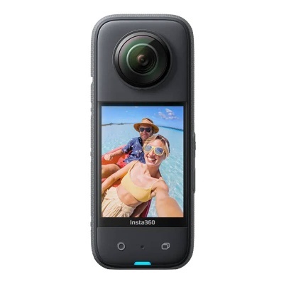 Câmara digital Insta360 preta com ecrã a cores e lente grande angular.