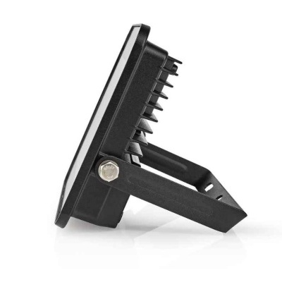 Projetor LED preto com estrutura metálica e dissipadores de calor