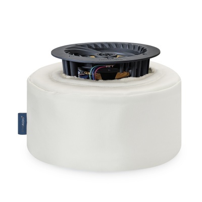 Coluna de som embutida branca com alto-falante preto visível e etiqueta azul B&O PLAY