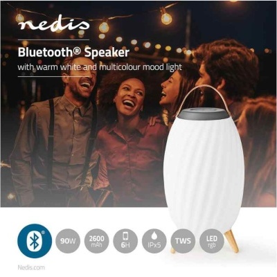 Coluna Bluetooth branca com luz ambiente RGB no cenário noturno