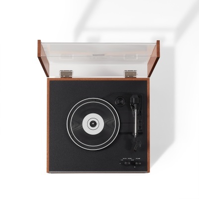 Toca-discos vintage em madeira com tampa transparente aberta