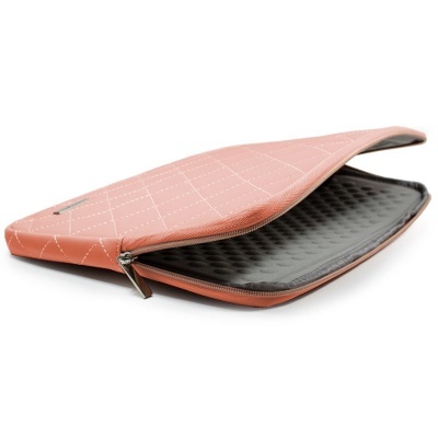 Estojo rosa acolchoado com fecho e interior cinzento